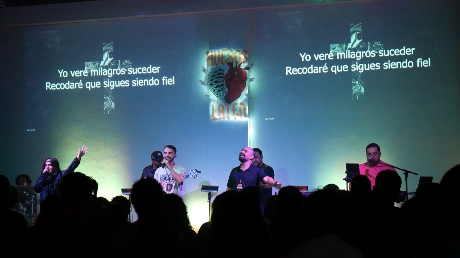 Jóvenes en reunión de alabanza